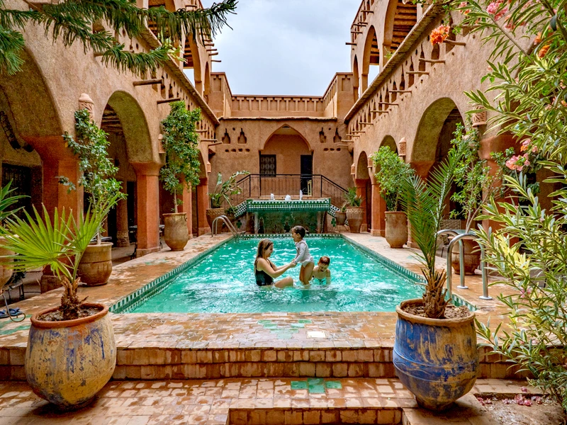 Familie im Pool in einem Riad in Marokko