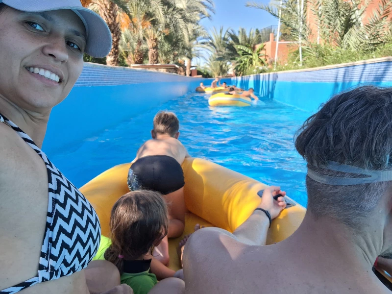 Familie auf Wasserrutsche in Marokko