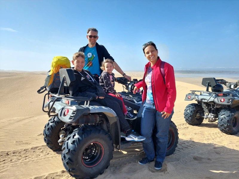 Familie mit dem Quad in der Wüste