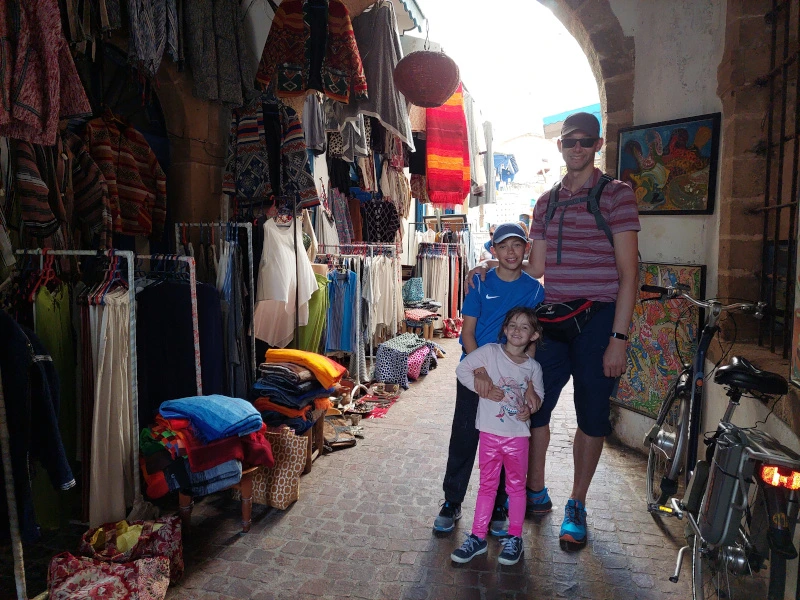 Kleine verwinkelte Gasse in Marokko mit Familie