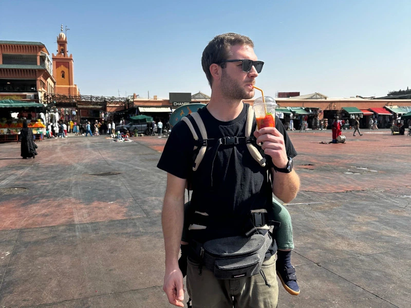 Auf dem Djemaa el-Fna in Marrakesh, Marokko