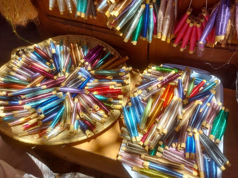 Bunte Waren in der Medina, Marokko