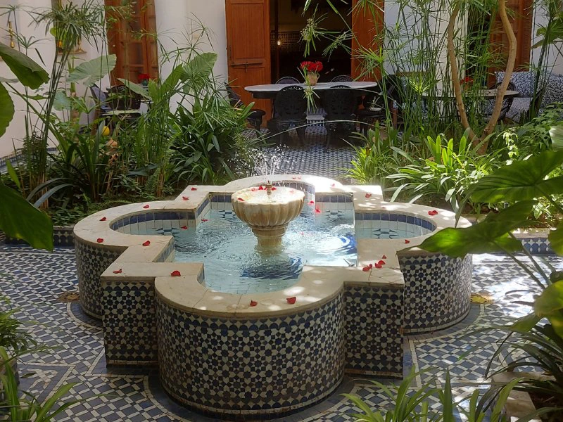 Begrünter Innenhof eines Riads in Marokko