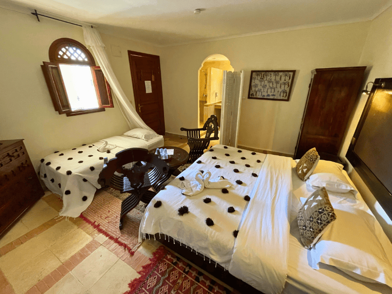 Doppelbett und extra Bett in einem Riad, dekoriert mit Handtuch Schwänen
