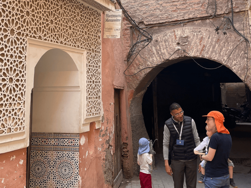 Guide erklärt Mutter und Kindern etwas zum ältesten Hammam Marrakeschs