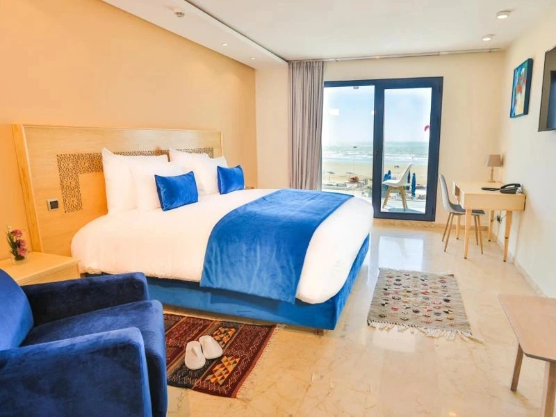 Helles Hotelzimmer in Essaouira, Marokko