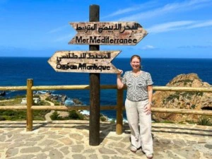 Reisende vor dem Mittelmeer in Tanger Marokko