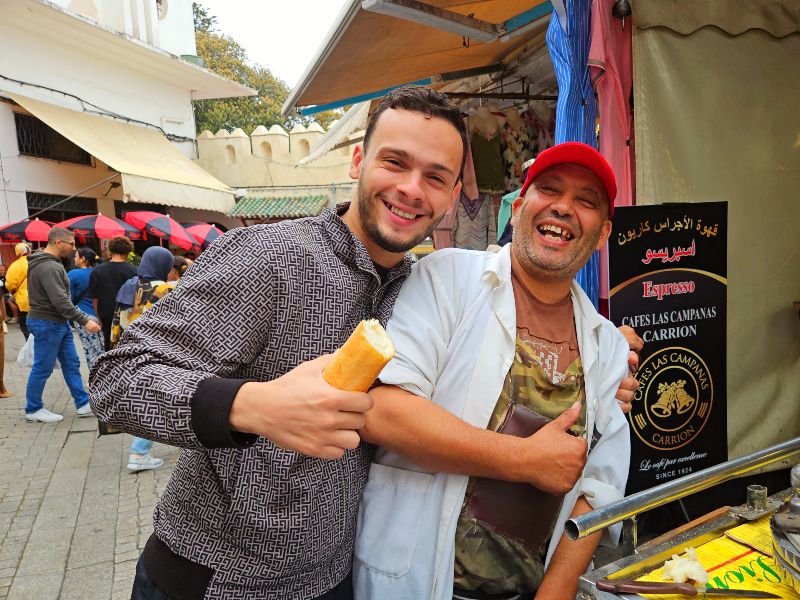 Reisende auf einem lokalen Markt in Marokko.