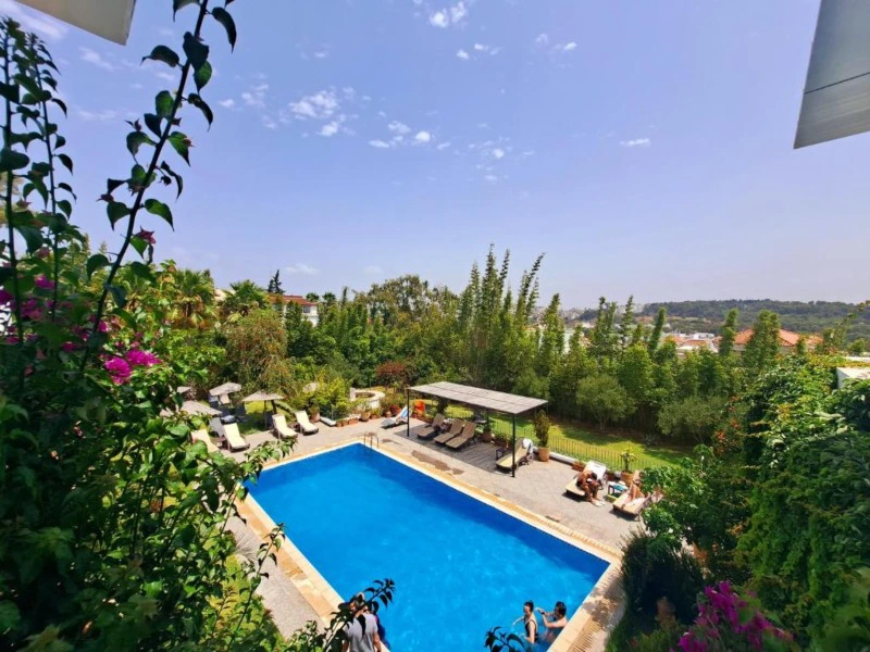 Ausblick auf den Pool im Familien Hotel in Tanger, Marokko