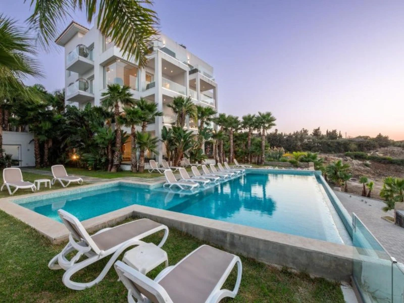 Poolbereich in ihrem Familien Hotel in Tanger, Marokko