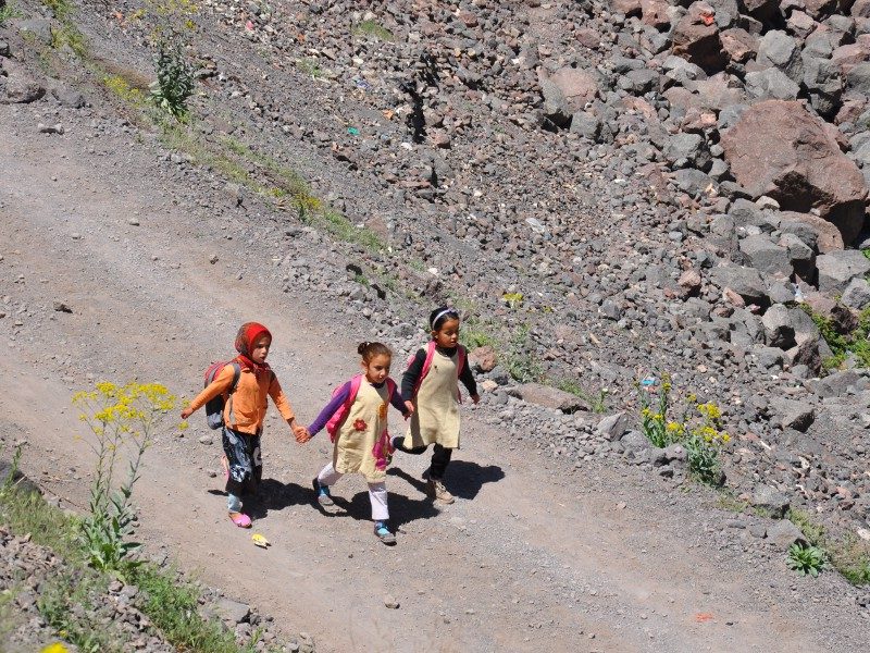 Atlasgebirge, Kinder auf der Straße in Marokko