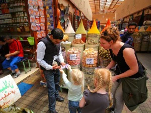Kinder auf einem Markt in Marokko