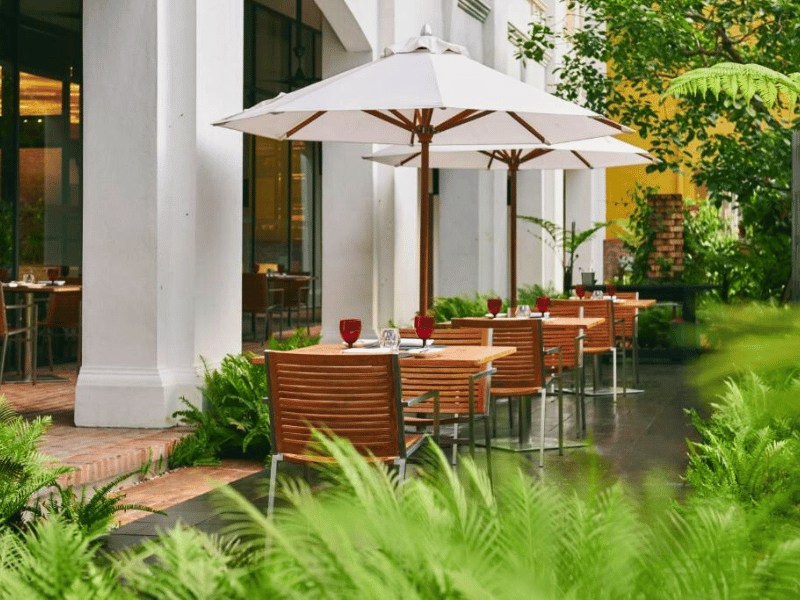 Sitzbereich im Freien im Hotel in Kuala Lumpur, Malaysia