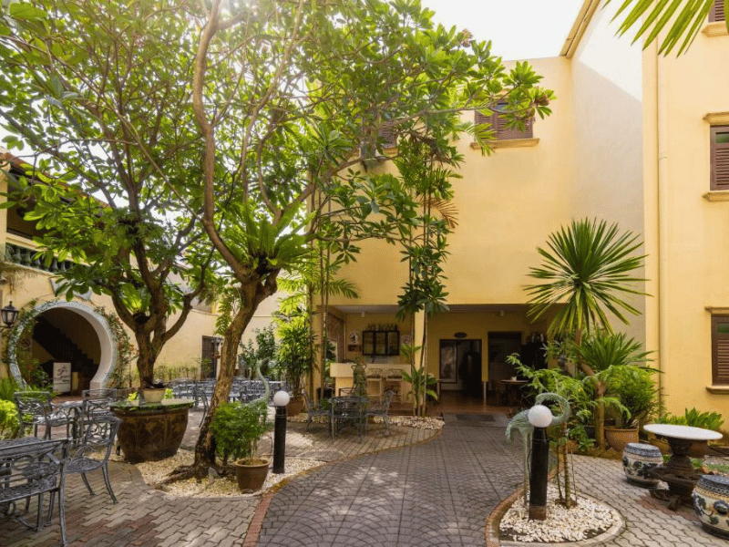 Grüner Innenhof im Hotel in Melaka, Malaysia
