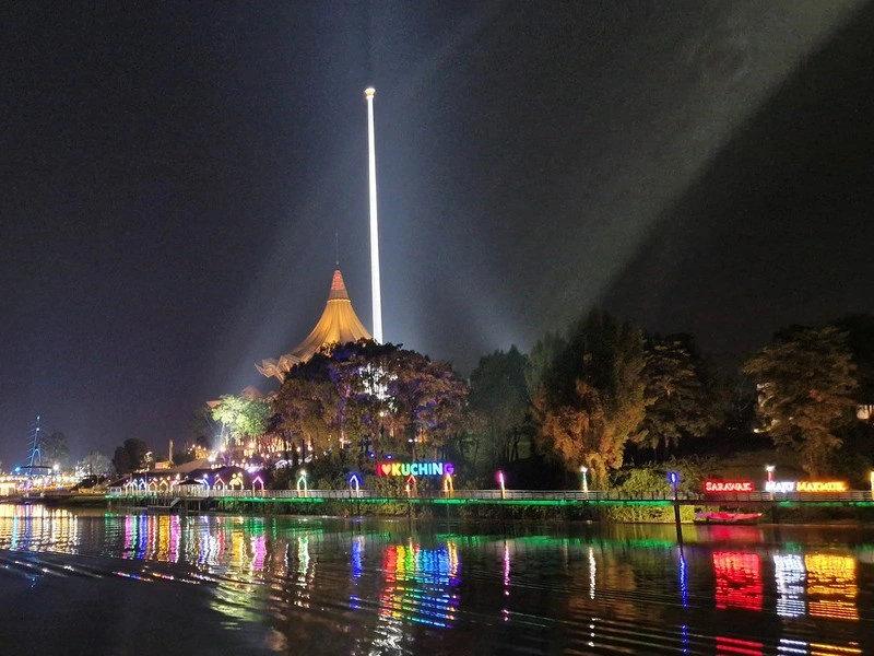 Kuching bei Nacht