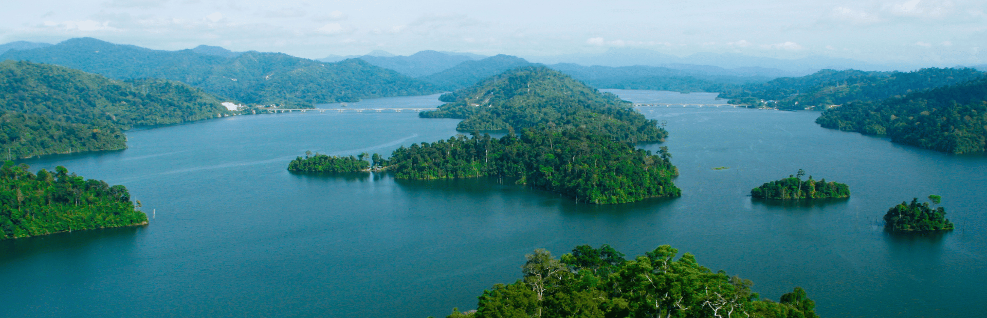 See mit grünen Inseln im Belum Regenwald, Malaysia