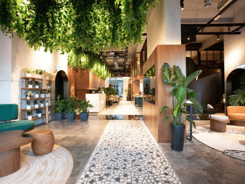 Einladende Lobby im Stadthotel in Kota Kinabalu, Borneo