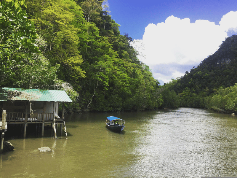 Boot auf einem Kanal auf Langkawi, Malaysia