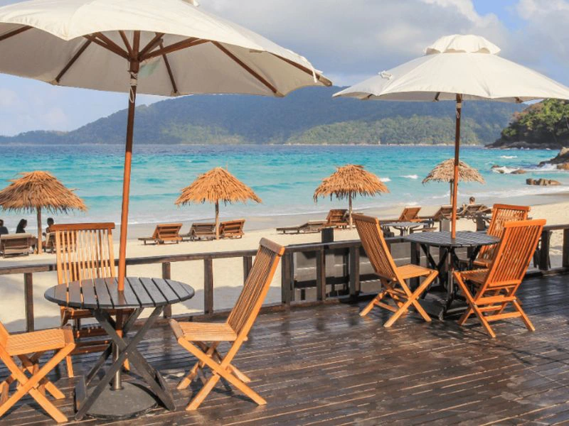 Restaurant am Strand im Hotel auf den Perhentian Islands, Malaysia