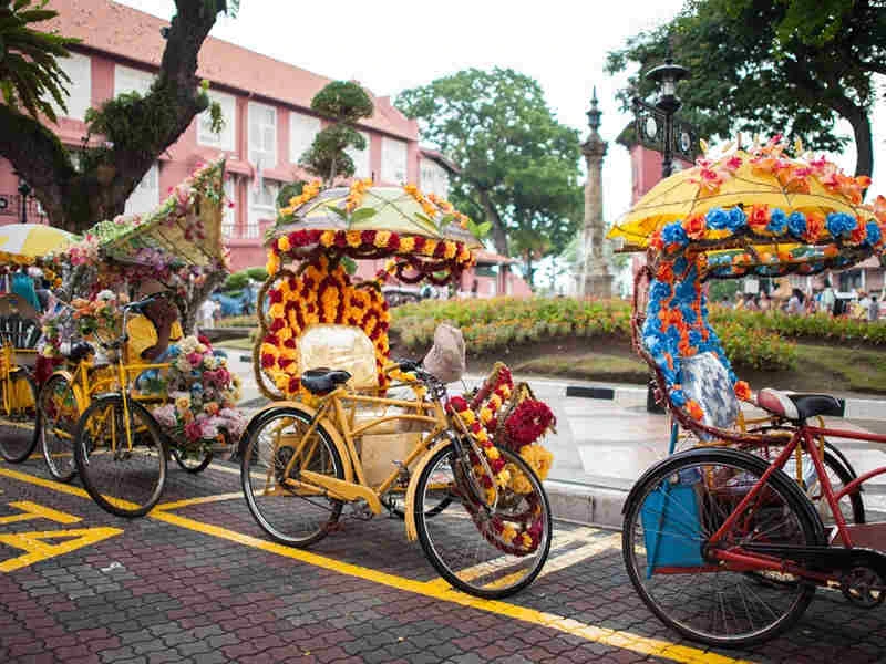 Bunte Trishaws schmücken die Stadt Melaka