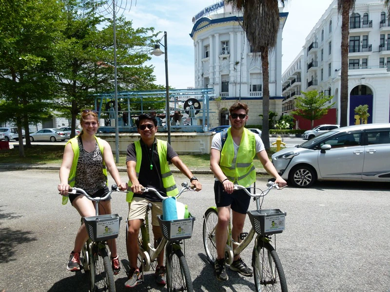 Touristen mit Rad in Penang