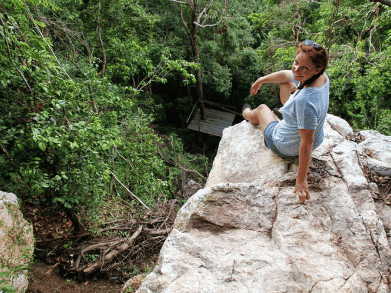 Reisespezialistin in Malaysia auf einem Felsen