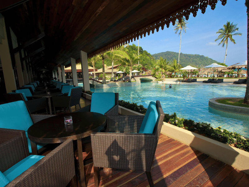 Restaurant und Pool im Hotel auf Pulau Redang in Malaysia