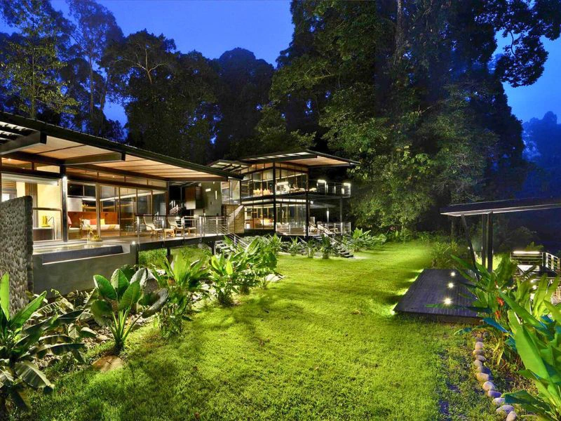 Lodge im grünen Garten im Danum Valley, Borneo