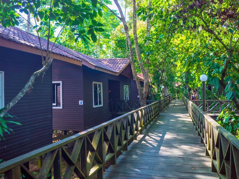 Hütten in der Lodge in Kinabatangan, Borneo