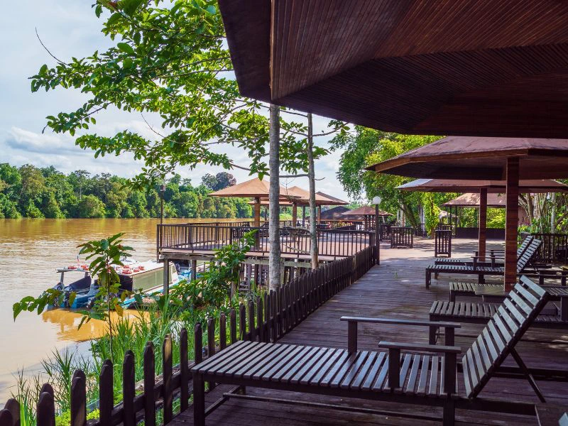 Liegen am Fluss in der Lodge in Kinabatangan, Borneo