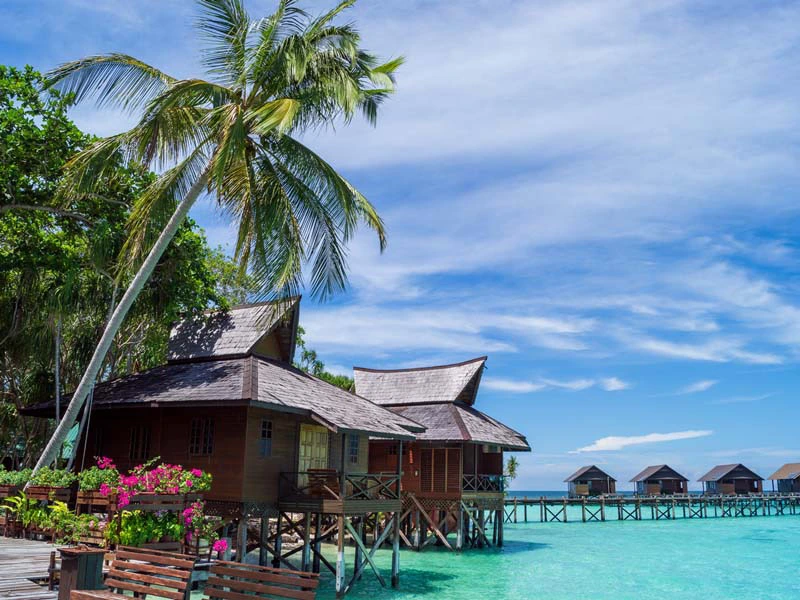Bungalows am Strand auf Lankayan, Borneo