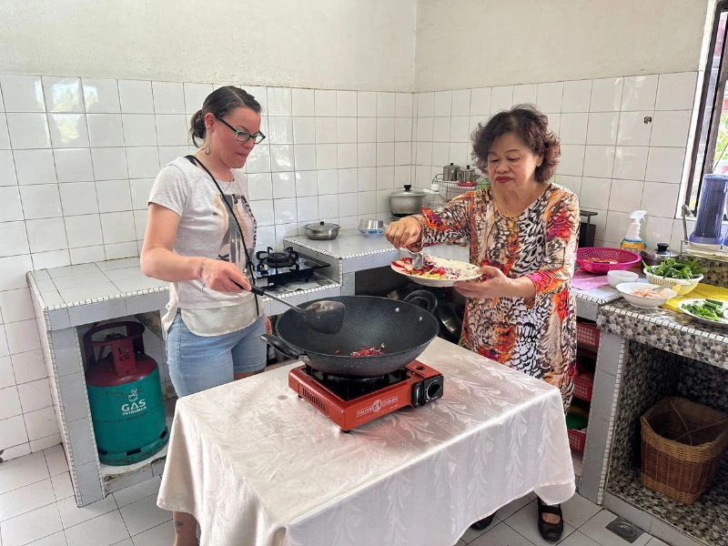Tourist bei Kochkurs in Kota Kinabalu, Borneo
