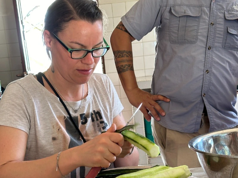 Tourist beim Kochkurs auf Borneo