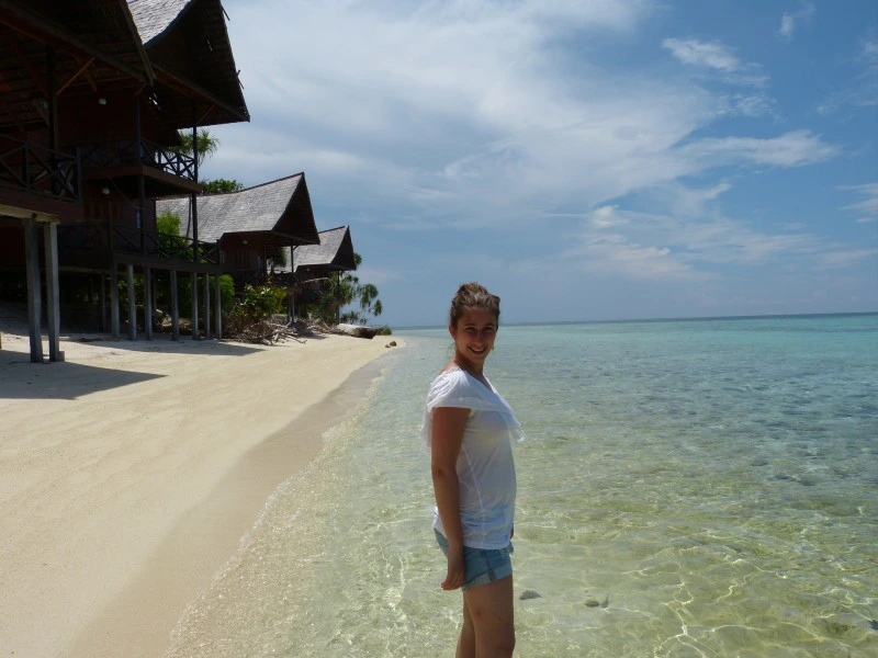 Tourist am Meer in Lankayan, Borneo