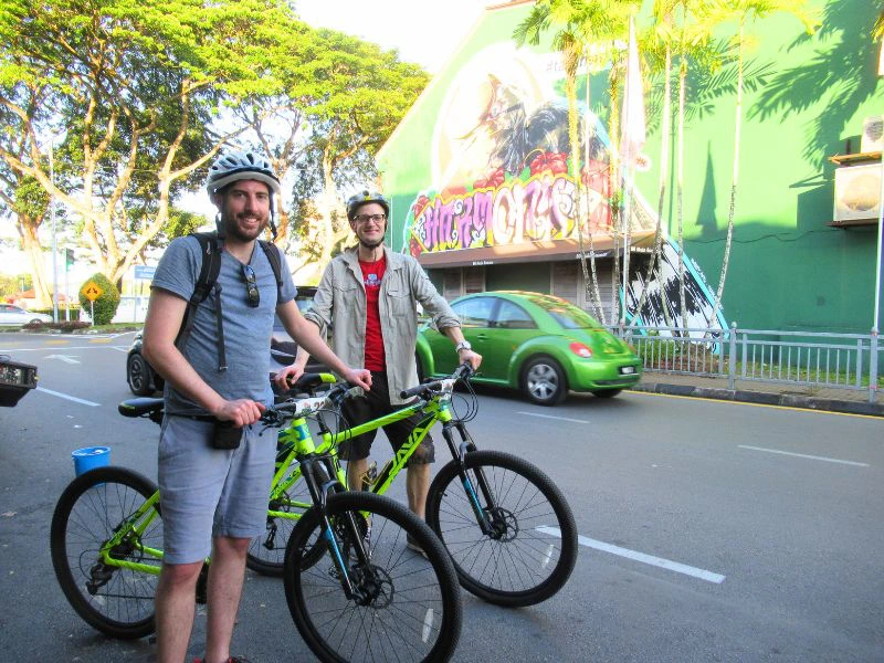 Touristen bei einer Fahrradtour in Kuching auf Borneo