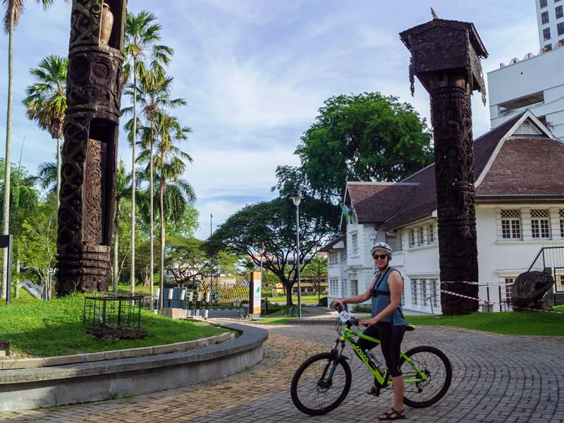 Touristen bei einer Fahrradtour in Kuching auf Borneo