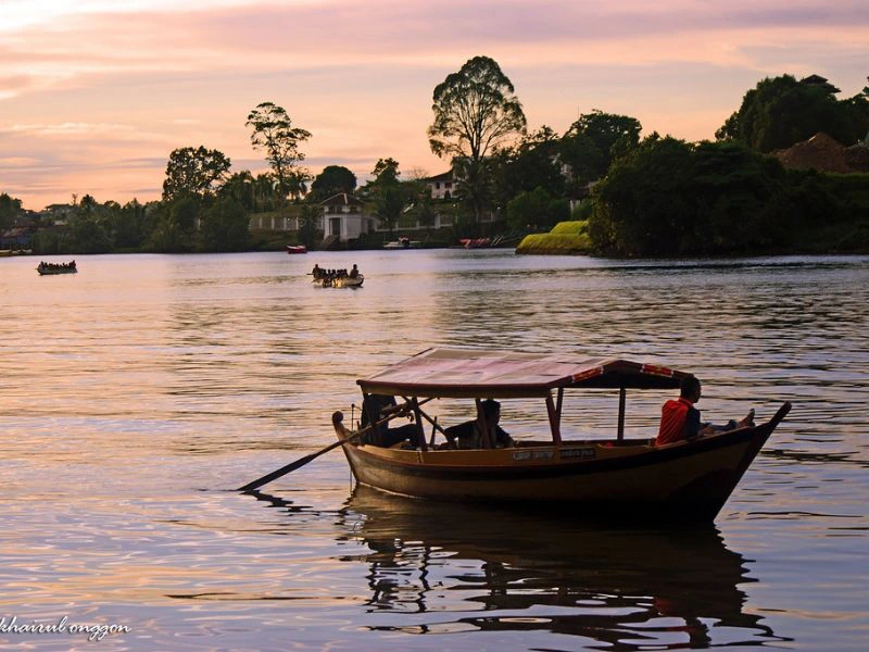 Boot bei Sonnenuntergang auf dem Sarawak River in Kuching