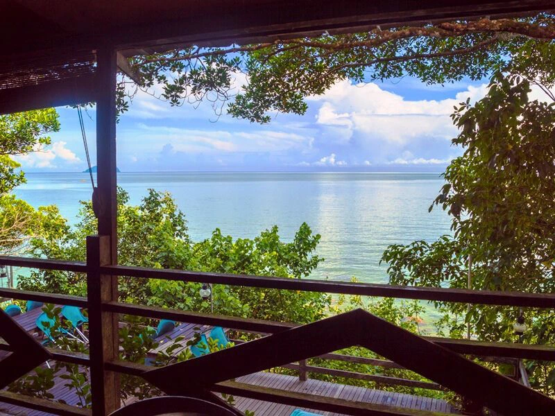 Ausblick vom Zimmer in der Baumhaus-Lodge auf Damai, Borneo