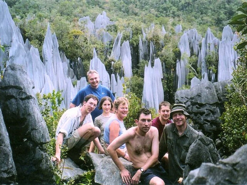 Reisende auf den Bergen von dem Mulu Nationalpark auf Borneo