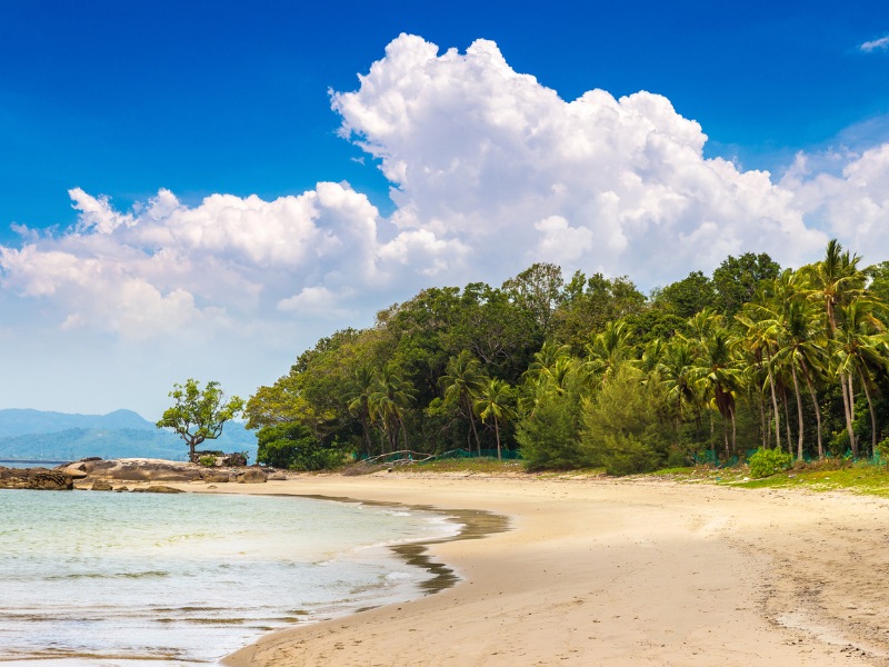 Einsamer Strand auf Langkawi, Malaysia