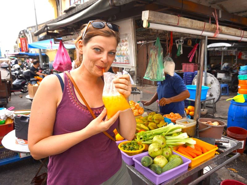 Frau auf einem Lokalen Markt in Malaysia Streetfood