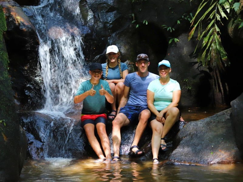 Familie bei Kajaktour im Regenwald bei Kuching