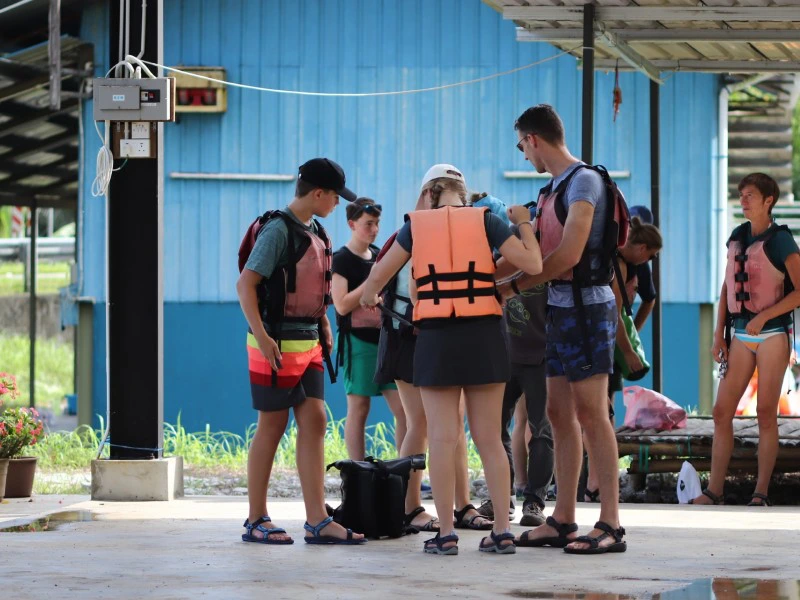 Ausrüstung bei Kajaktour im Regenwald bei Kuching