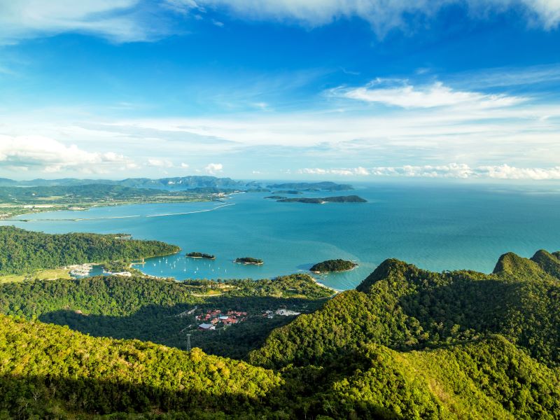 Ausblick auf Meer, Buchten und grüne Hügel auf Langkawi