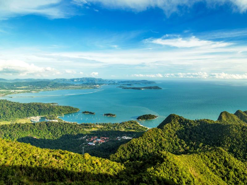 Ausblick auf Meer, Buchten und grüne Hügel auf Langkawi