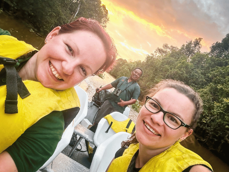 Frauen im Boot bei Sonnenuntergang in Borneo
