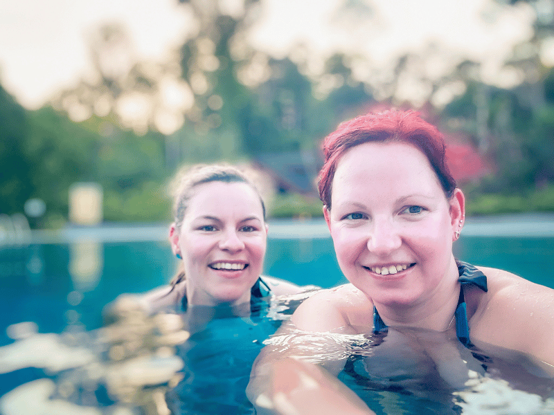 Frauen im Pool in Borneo