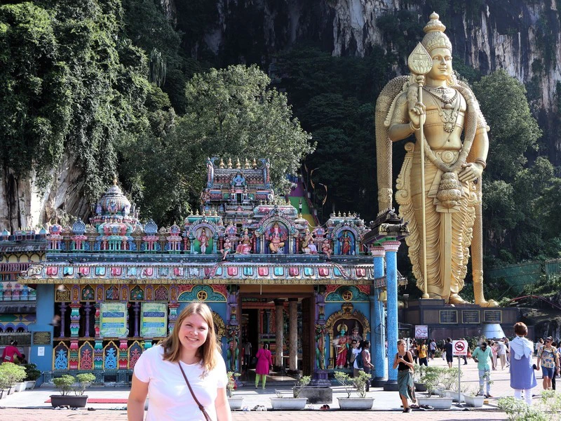 Frau vor den Batu Caves in Kuala Lumpur