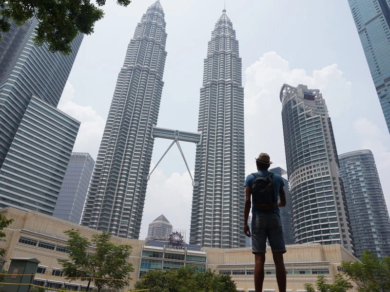 Mann vor den Petronas Towers