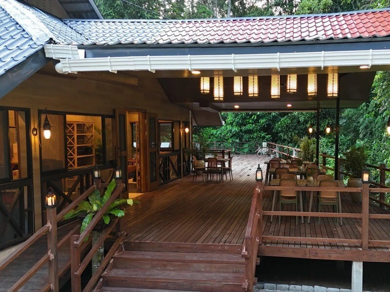 Terrasse der Eco-Lodge bei Sungai Kapur auf Borneo